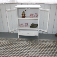 Dřevěná komoda bílá s králičím pletivem 60×89×30cm