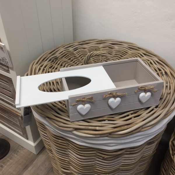 Dřevěná krabička na kapesníky hnědá 3 srdce 26x15x8,5cm