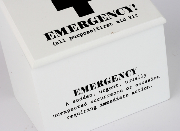 Dřevěná krabička první pomoci Emergency 15x13,6x15cm