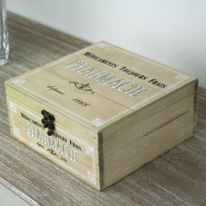 Dřevěná lékárnička Pharmacie 20x20x9,5cm