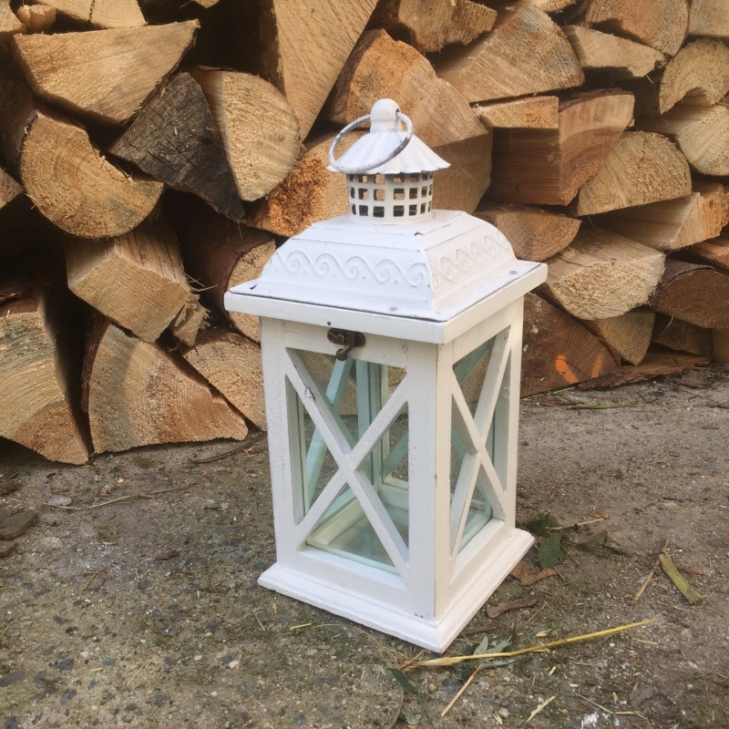 Dřevěná lucerna bílá s kovovou stříškou 15,5x15,5x35,5cm 