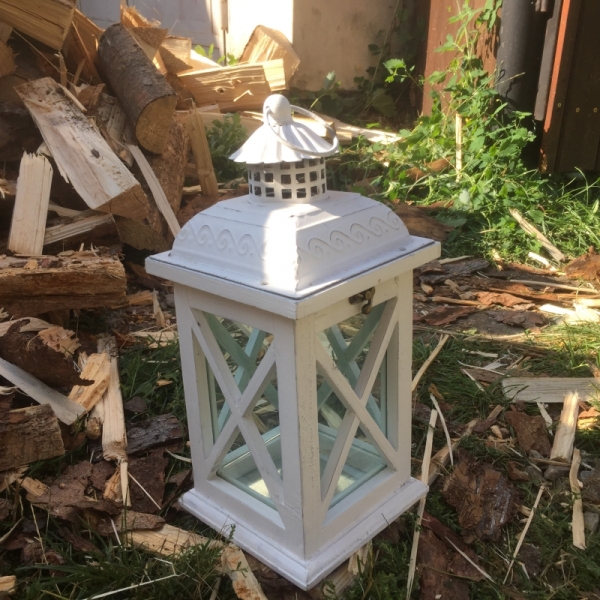 Dřevěná lucerna bílá s kovovou stříškou 15,5x15,5x35,5cm 