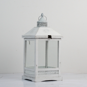 Dřevěná lucerna bílá s kovovou stříškou 51cm