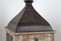 Dřevěná lucerna s kovovou stříškou velká