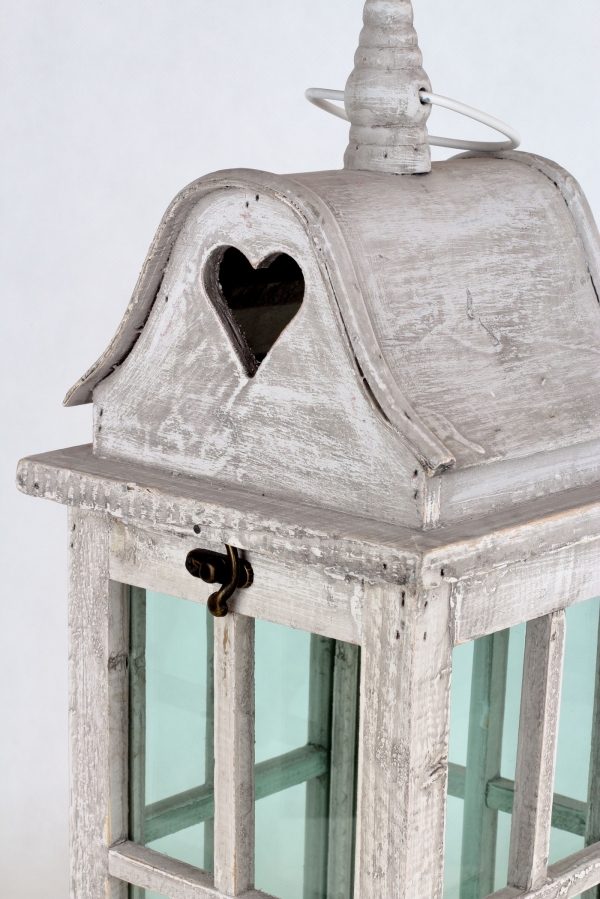 Dřevěná lucerna se srdcem šedá 17x17x45cm