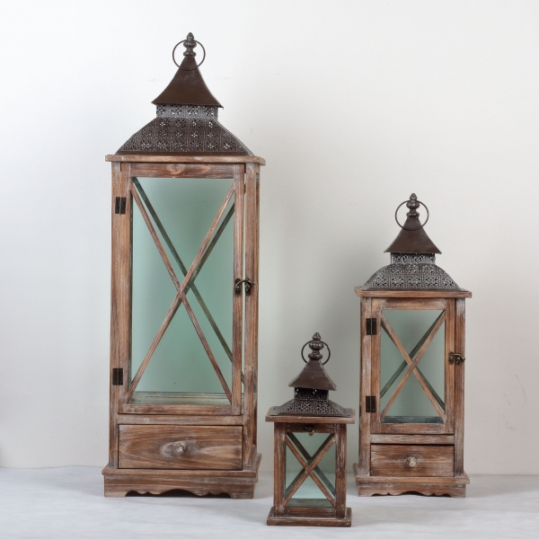 Dřevěná lucerna tmavá s kovovou stříškou 95cm