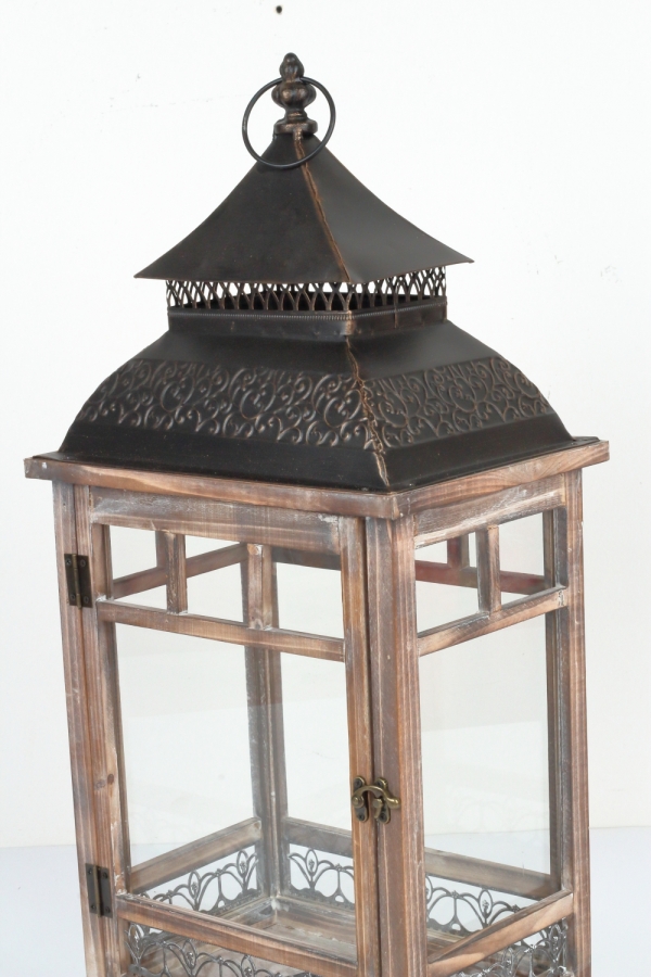 Dřevěná lucerna tmavě hnědá s kovovu stříškou 66cm