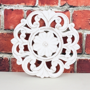 Dřevěná nástěnná dekorace bílá s patinou 30cm