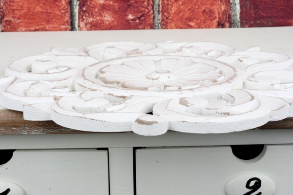 Dřevěná nástěnná dekorace bílá s patinou 30cm