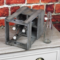 Dřevěná přepravka s láhvemi na sirup