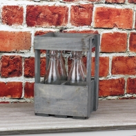 Dřevěná přepravka s láhvemi na sirup