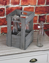 Dřevěná přepravka s láhvemi na sirup