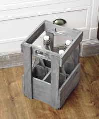 Dřevěná přepravka s láhvemi na sirup