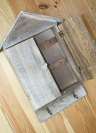 Dřevěná skříňka na klíče - domeček 32x23cm