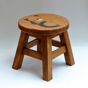 Dřevěná stolička štokrle spící kočka