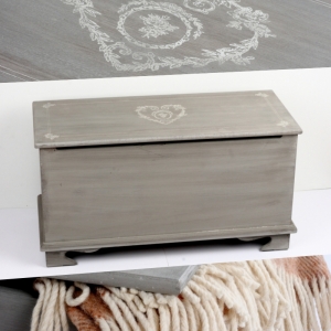 Dřevěná truhla se srdcem 80x35x42cm