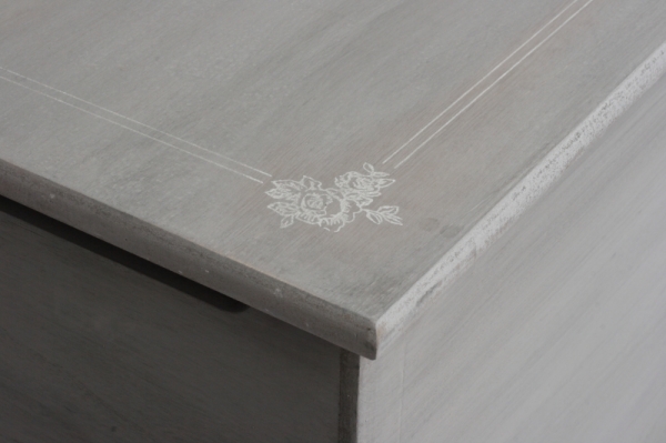 Dřevěná truhla se srdcem 80x35x42cm