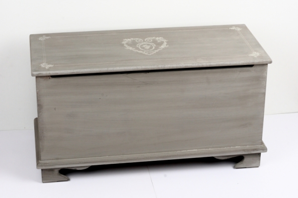 Dřevěná truhla se srdcem 80x35x42cm