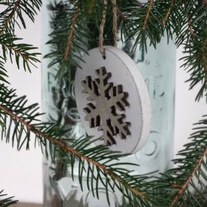Dřevěná vánoční ozdoba na stromeček vločka 7cm