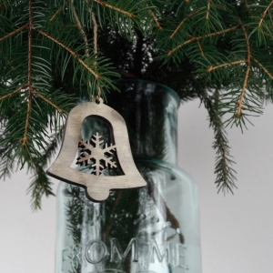 Dřevěná vánoční ozdoba zvoneček s vločkou 7cm (set 6ks)