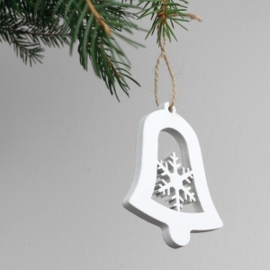 Dřevěná vánoční ozdoba zvoneček s vločkou bílý 7cm (set 6ks)