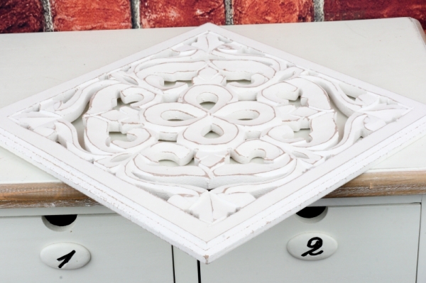 Dřevěná vyřezávaná dekorace ornament 30x30cm