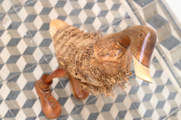 Dřevěná zahradní dekorace kachna střapatá 65cm