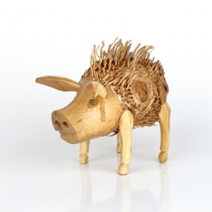 Dřevěná zahradní dekorace prase střapaté 17x15cm