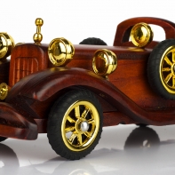 Dřevěné autíčko s rezervním kolem 9x9x25cm