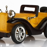 Dřevěné autíčko s tmavým nárazníkem 8x9x20cm