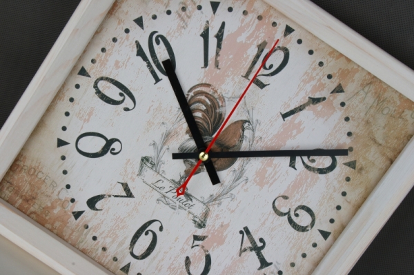 Dřevěné hodiny s kohoutem 21x21cm