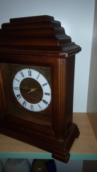 Dřevěné hodiny stolní 28x24x10cm poškozené