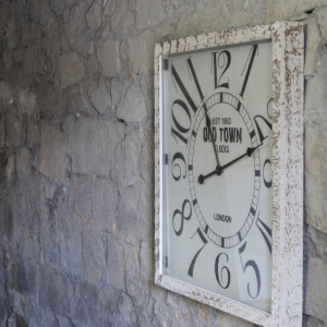 Dřevěné nástěnné hodiny OLD TOWN 60x60cm