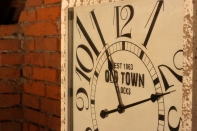 Dřevěné nástěnné hodiny OLD TOWN 60x60cm