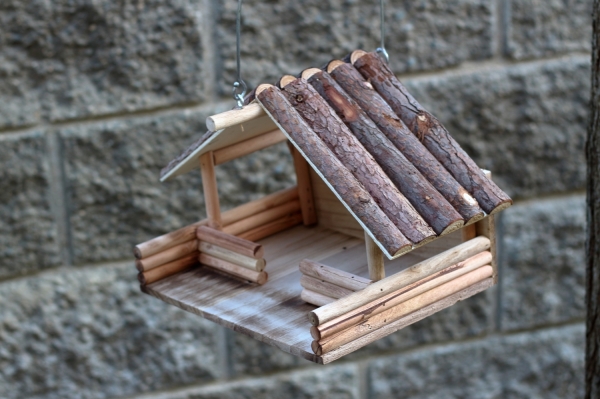 Dřevěné ptačí krmítko 24x37x34cm