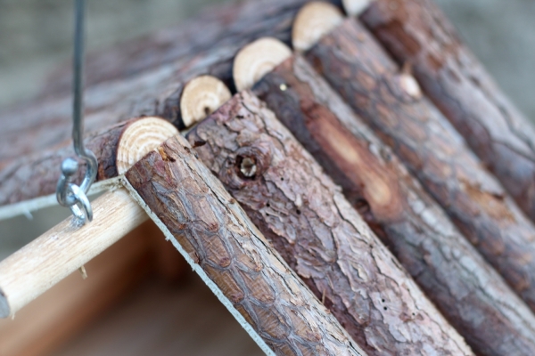 Dřevěné ptačí krmítko 24x37x34cm