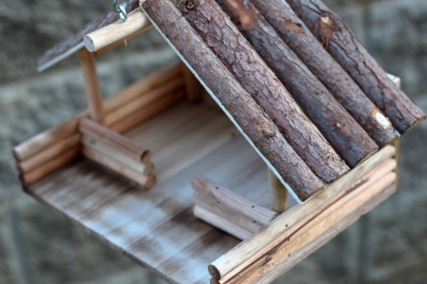 Dřevěné ptačí krmítko 24x37x34cm