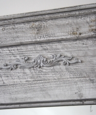 Dřevěné šedé zrcadlo s patinou a ornamentem 121cm