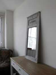 Dřevěné šedé zrcadlo s patinou a ornamentem 121cm