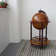 Dřevěný bar na alkohol Globus pr. 40cm
