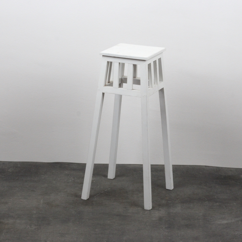 Dřevěný bílý květinový stolek 60cm