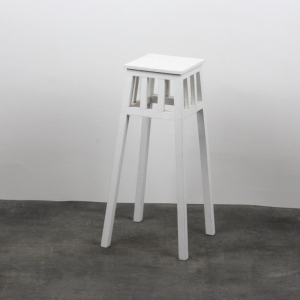 Dřevěný bílý květinový stolek 60cm