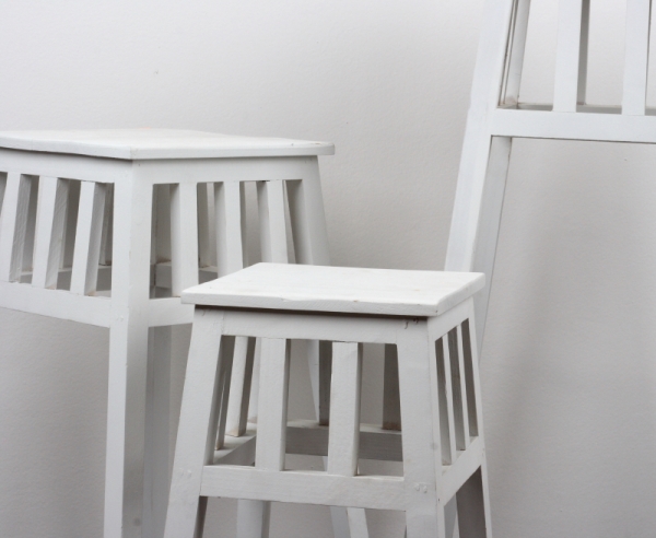 Dřevěný bílý květinový stolek 60cm