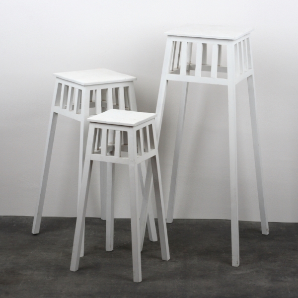 Dřevěný bílý květinový stolek 60cm