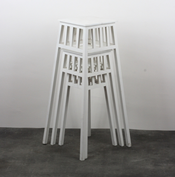 Dřevěný bílý květinový stolek 60cm