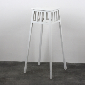 Dřevěný bílý květinový stolek 89cm - poškozeno