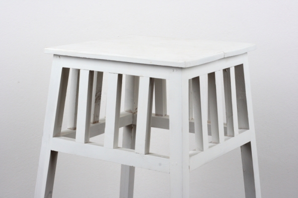 Dřevěný bílý květinový stolek 89cm - poškozeno