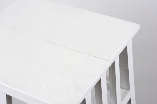 Dřevěný bílý květinový stolek 89cm - poškozeno