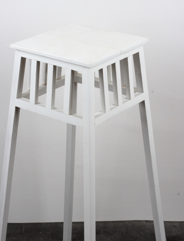 Dřevěný bílý květinový stolek 89cm - poškozeno