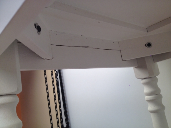 Dřevěný bílý stůl/ostrůvek antik 122,5x60,5x90cm